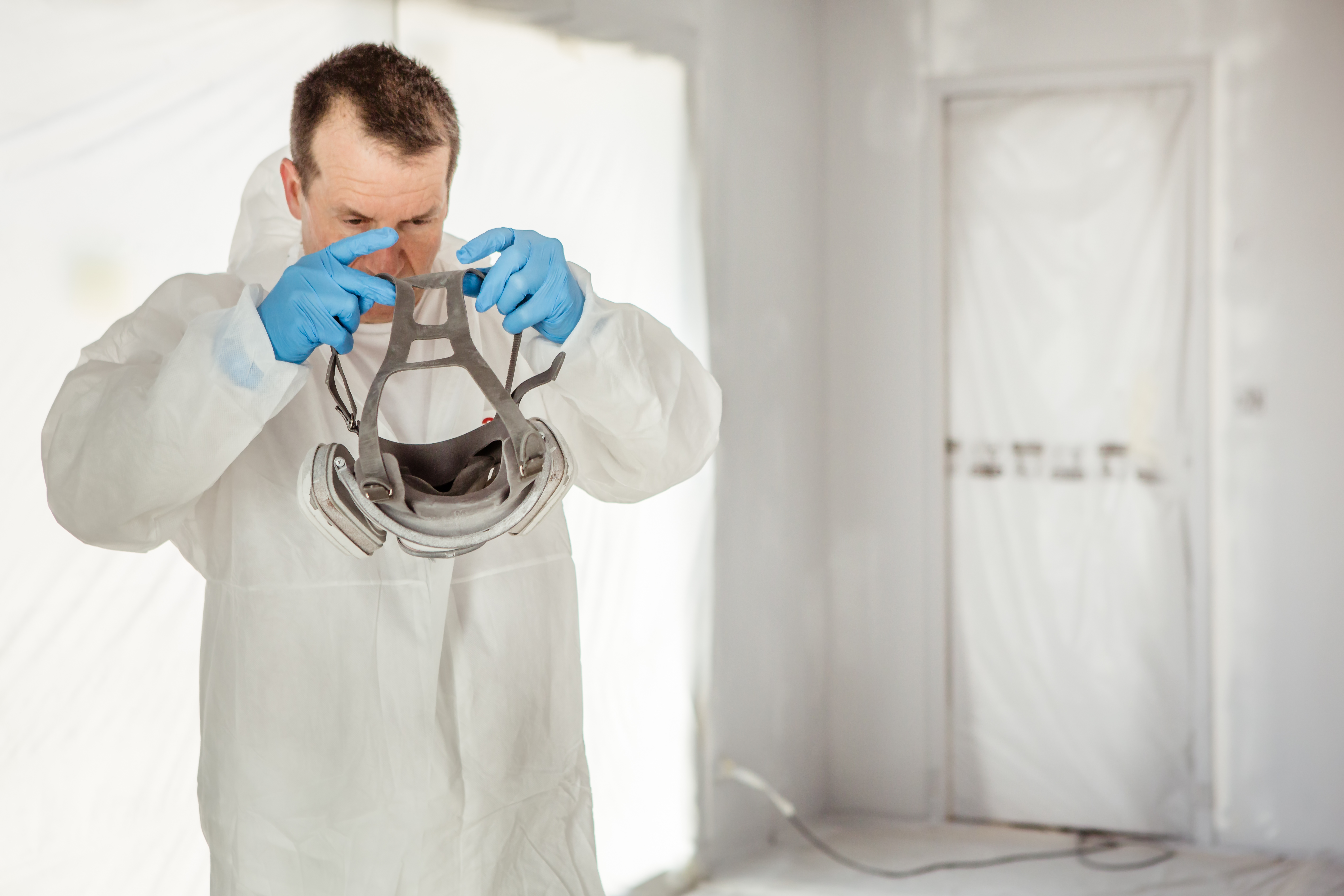 peintre airless met son masque de protection
