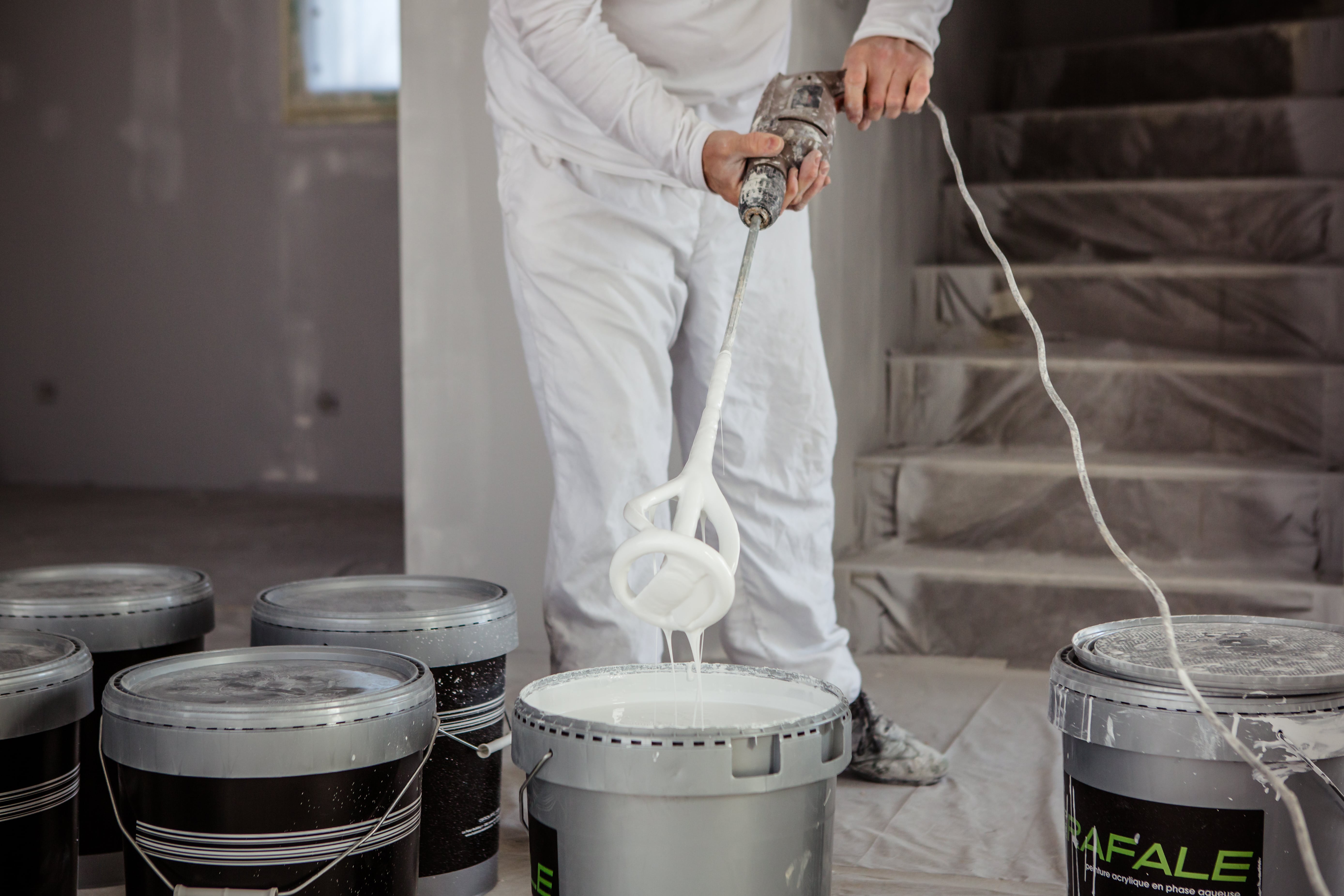 peintre prépare son pistolet de peinture airless