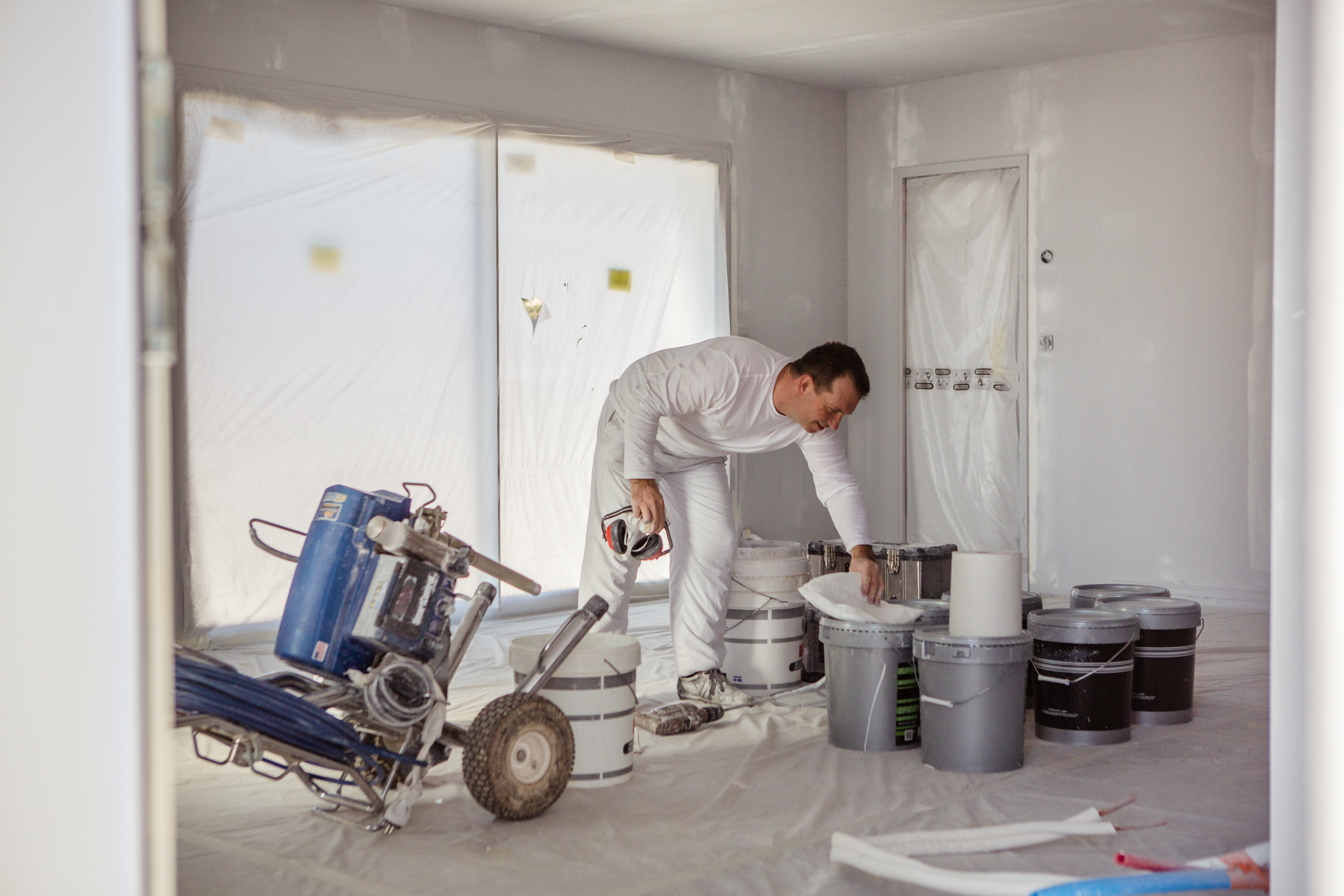 peintre prépare la peinture à utiliser avec la machine airless