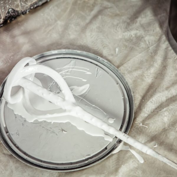 pistolet peinture airless recouvert de peinture