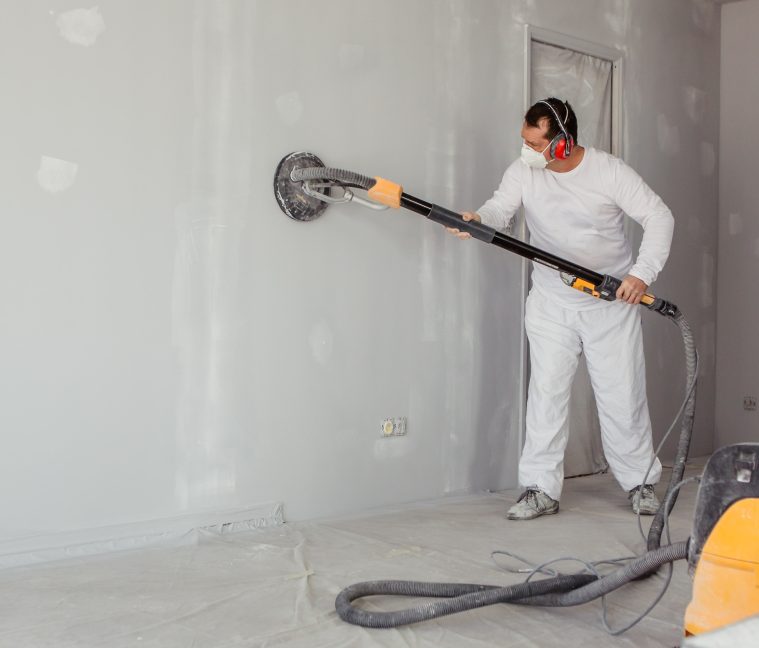peintre airless réalise le ponçage des murs