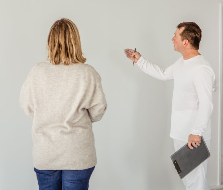 peintre airless explique travail a cliente